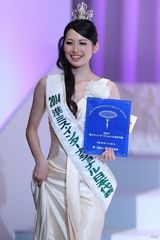 组图：日本小姐冠军泳装照 21岁学生力压群芳