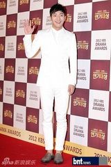 组图：文彩元朴信惠等盛装亮相演技大赏红毯