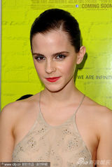 组图：艾玛《壁花少年》首映不慎露胸贴