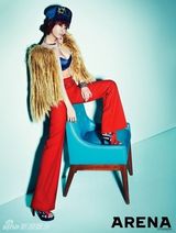 组图：姜艺苑性感造型拍写真 走复古风大秀美背