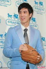 组图：王力宏西装亮相代言阳光俊朗