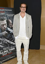 组图：皮特休闲西装帅气亮相《温柔杀戮》放映