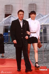 幻灯：香港金像奖颁奖红毯 黄岳泰和太太黑白配