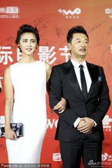 组图：张歆艺白裙露背秀纹身 与黄海波黑白配