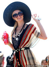 组图：希尔顿度假心情好 挥手和狗仔打招呼