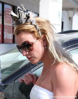 幻灯：布兰妮和男友手牵手逛街 力证感情牢不可摧