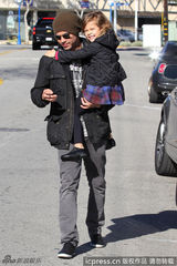 组图：阿尔芭老公携女儿亮相 小奥诺吐舌卖萌