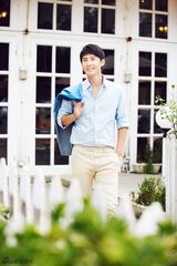 组图：张天其初秋写真 儒雅绅士笑容灿烂