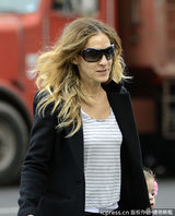 组图：杰西卡-帕克双胞胎女儿头戴粉花可爱养眼