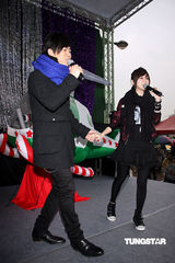 组图：王心凌胡彦斌携手开唱不惧严寒