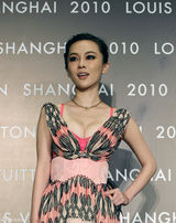 高清图：霍思燕出席名店开业  大秀美胸艳冠全场