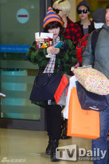 组图：T-ara结束中国公演回国 抱特产零食开心