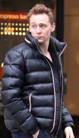 组图：《猩红山峰》片场照 抖森再变黑发坏男人