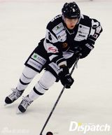 组图：韩花滑女王金妍儿恋情曝光 恋上冰球选手