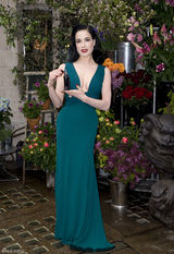 组图：黛塔-范-提斯深V长裙露完美胸线