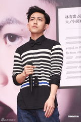 组图：林宥嘉新碟签唱 歌迷顶高温力挺