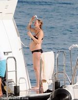 组图：乌玛-瑟曼挺浑圆大肚露天沐浴享受待产假期