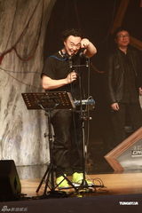 高清组图：陈奕迅香港开唱 靠唱功长裤T恤也疯狂