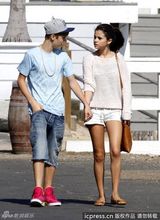 组图：比伯打破分手谣言 与女友沙滩散步缠绵拥吻