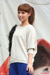 组图：王子许哲佩合作舞台剧感情戏多