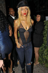 组图：蕾哈娜透视装配烈焰红唇 性感显露手枪纹身