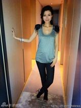 组图：李嘉欣近照曝光孕相不明显 亲吻外甥脚丫