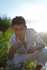 组图：肖聪写真曝光 动静之间显成熟本色