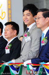 组图：李胜基金妍儿盛装出席就业博览会开幕式