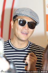 组图：张智霖条纹装亮相 黑超遮面时尚优雅