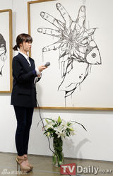 组图：韩星具惠善开个人画展收入捐赠慈善组织