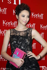 高清组图：吴佩慈黑白色拼接蕾丝礼服甜美亮相