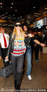组图：帕丽斯-希尔顿现身机场遭男粉丝围堵