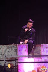 组图：陈奕迅台北火热开唱 台上大玩变装秀