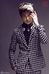 组图：至上励合金恩圣演绎经典棋盘格显潮范