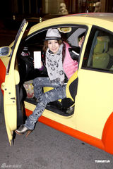 组图：艾梦萌乔装打扮引注目 变俏妞捧场张杰个唱 