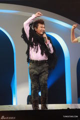 组图：张信哲红馆开唱 深情演绎哲式情歌