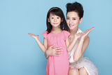 组图：翁虹携女登封面分享辣妈经