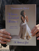 惠特尼葬礼纪念册曝光 生平介绍及珍贵资料照片