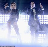 组图：碧昂斯献唱格莱美 与老公JayZ当台亲吻