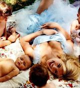 组图：超模凯特-阿普顿田园写真双峰高耸笑容甜美