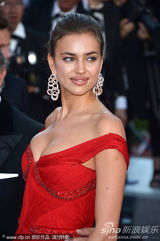 组图：C罗超模女友戛纳走秀展玉腿深沟