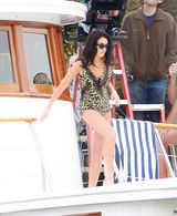 组图：林赛-罗韩豹纹比基尼现身片场