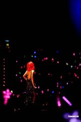 高清图：郑秀文台湾再度开唱 穿婚纱大唱许志安名曲