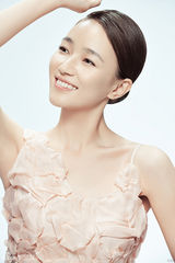 组图：焦俊艳时尚写真演绎清新魅力