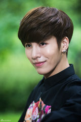 高清组图：独家对话韩国摇滚花美男鲁敏宇