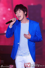 组图：尹施允捧场好友李正个唱献声抢镜