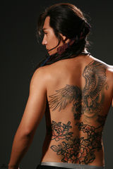 组图：新《水浒》燕青纹身照曝光  严宽半裸上阵