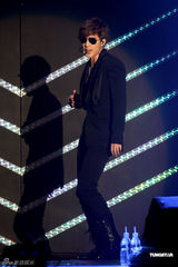 组图：金贤重开唱露胸耍性感 与gaga撞期仍火爆