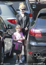 组图：妮可-基德曼送爱女上课 印花裙扮嫩明媚