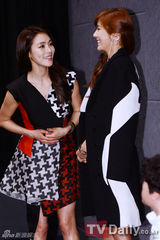 组图：孙丹菲嘉熙为新节目造势 服装性感似泳衣